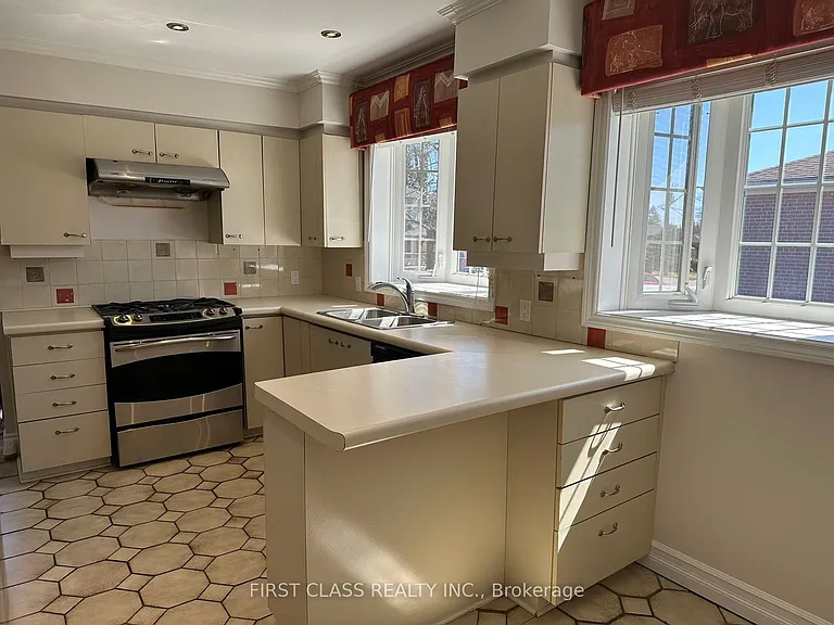28 Collins Cres #UPPER — Photo 5