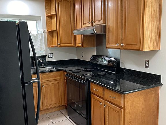 5th image of 925 Ravenscourt Ave #1