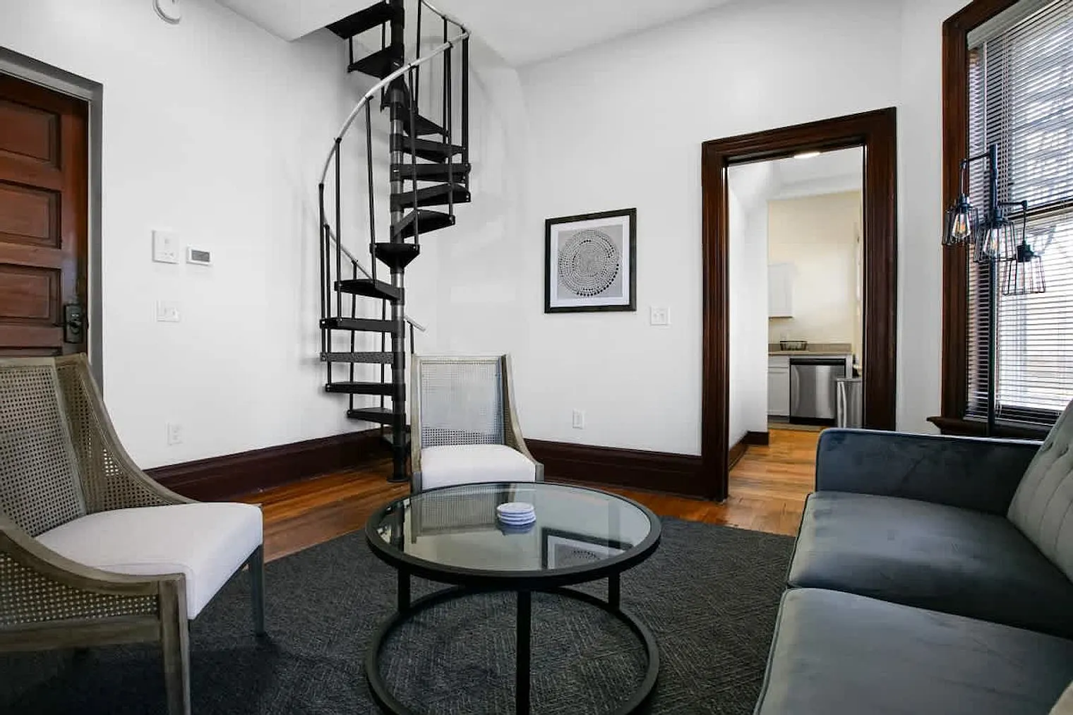 1 bed, 1.0 bath, 807 sqft, $1,738 — Photo 2