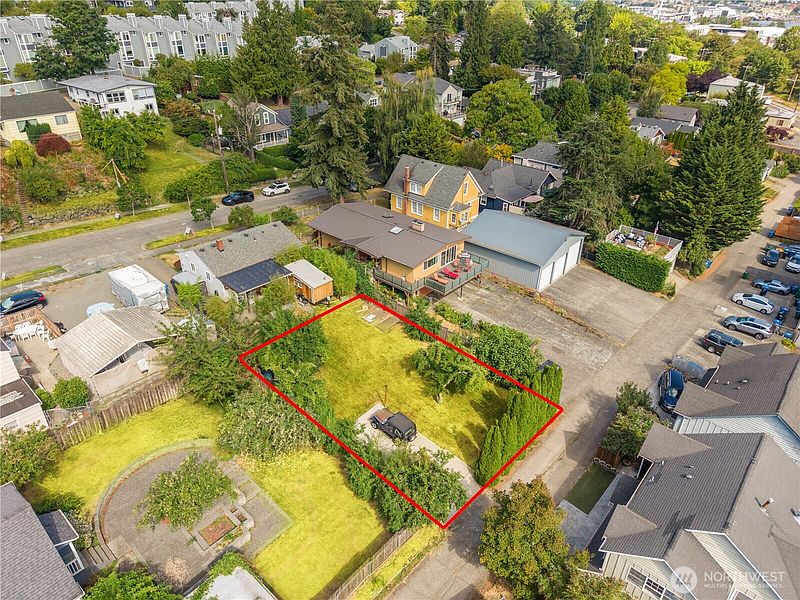 4th image of 3812 24th Avenue W