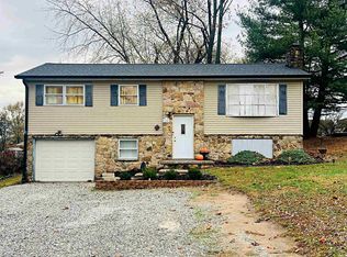 635 Lincoln Dr, Bloomfield, IN 47424