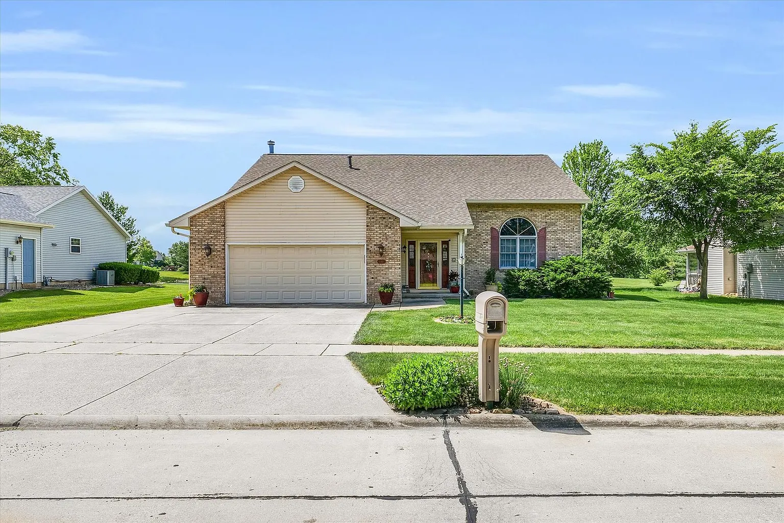 1305 E Jeffery Dr photo 1