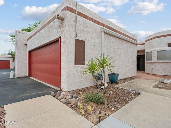 3rd image of 2839 E Weymouth Cir