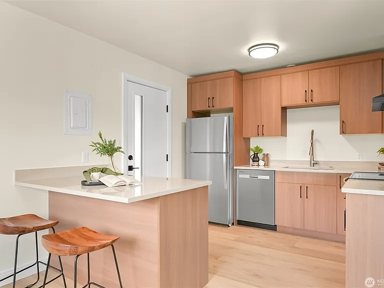 810 Irving St — Photo 11