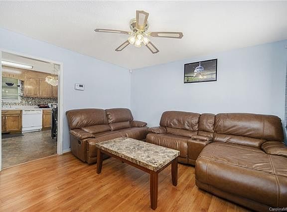 3rd image of 202 W Texas Ave