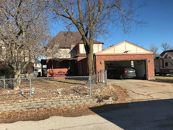 2 car garage/fenced yard