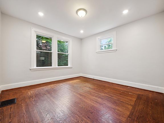 5th image of 3034 Montana Ave