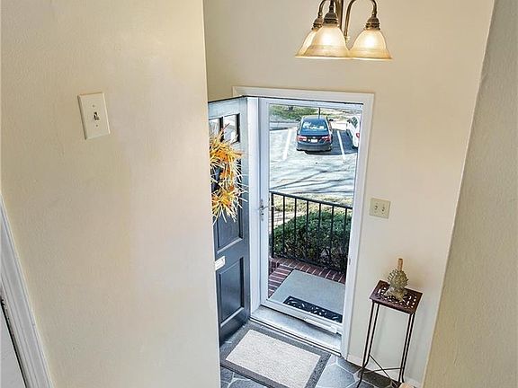 3rd image of 31 Rock Garden Ln