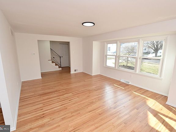 4th image of 323 Brookline Ave