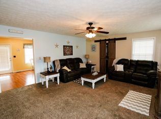 156 E Memorial Ln, Jacksboro, TN 37757