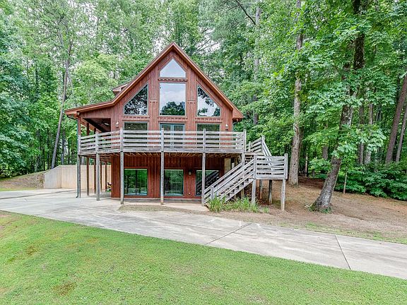 2nd image of 935 Smith Cir