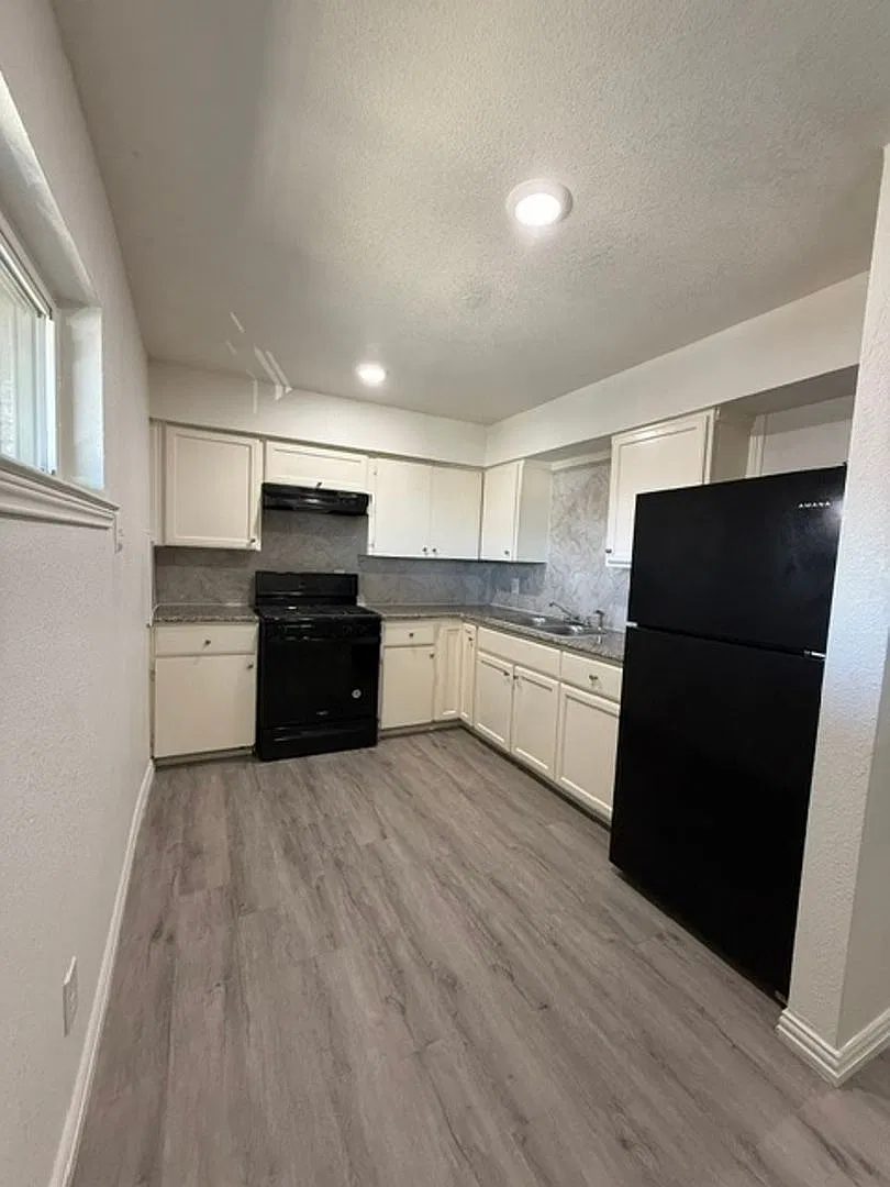 Charming 2BR Duplex in Dallas — Photo 4