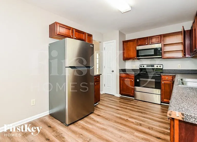380 Pine Tree Dr — Photo 7