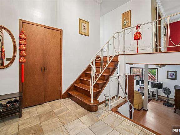 3rd image of 249 Knickerbocker Road