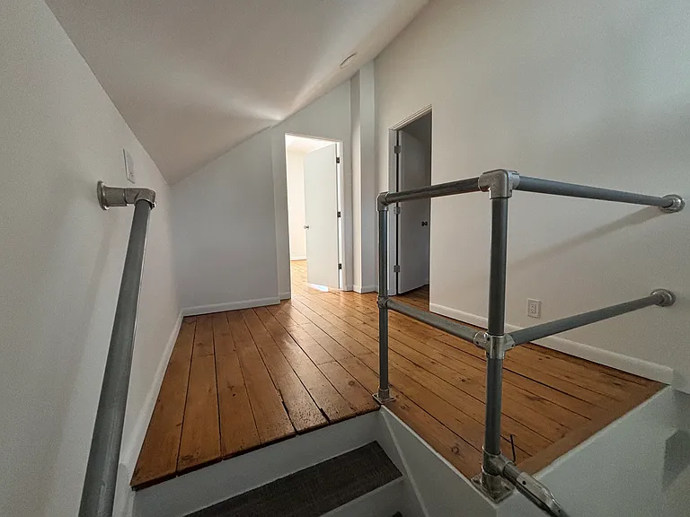 2308 W 11th St — Photo 11