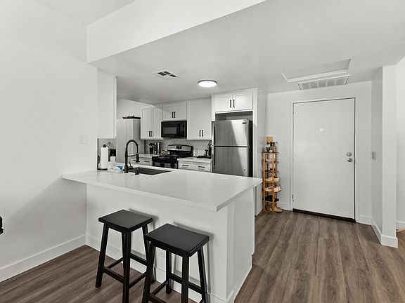 3rd image of 621 N Bronson Ave APT 203