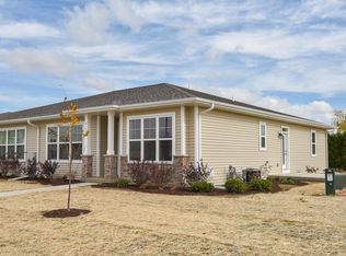 615 Hunter Oaks BOULEVARD #B, Watertown, WI