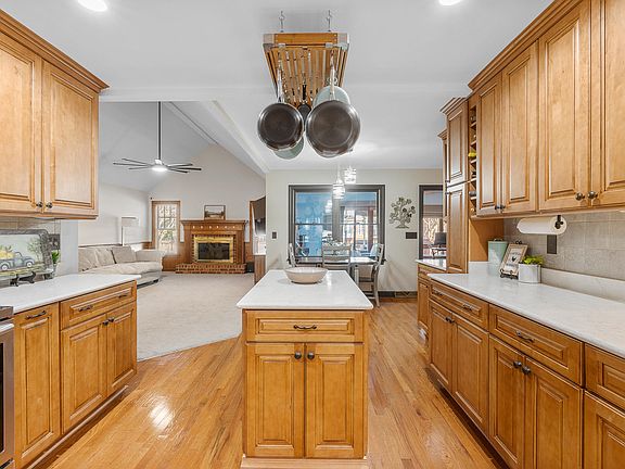 5th image of 406 King Charles Cir