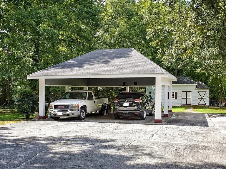 814 Duck Pond Rd — Photo 3