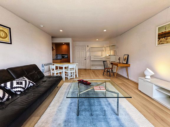 3rd image of 422 Monterey Blvd #1