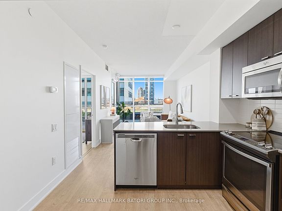 4th image of 30 Roehampton Ave #706