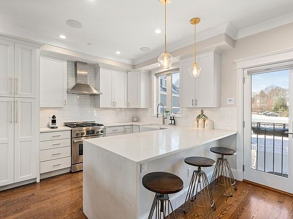 4th image of 51 Coffey St #A