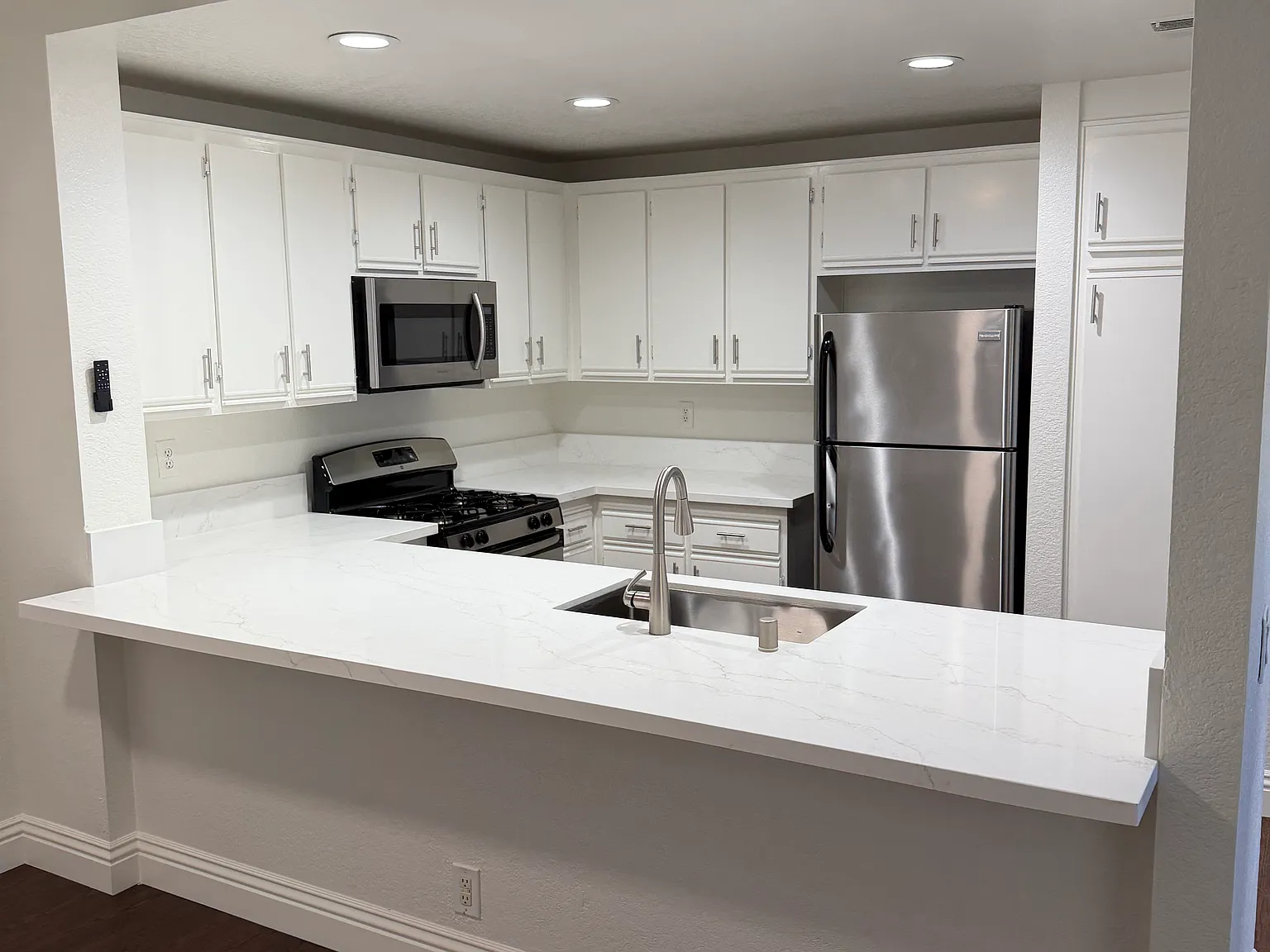 2 bed, 1080 sqft, $3,300 — Photo 3