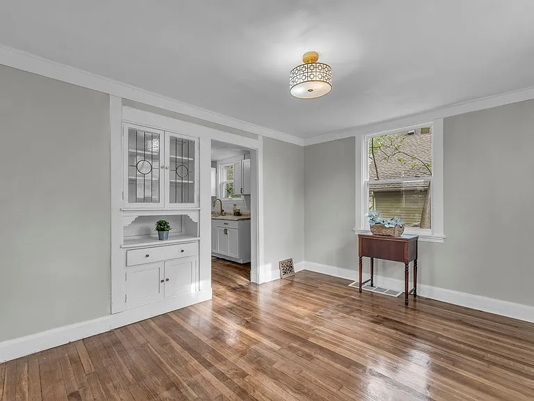 2110 S Sterling Ave — Photo 6