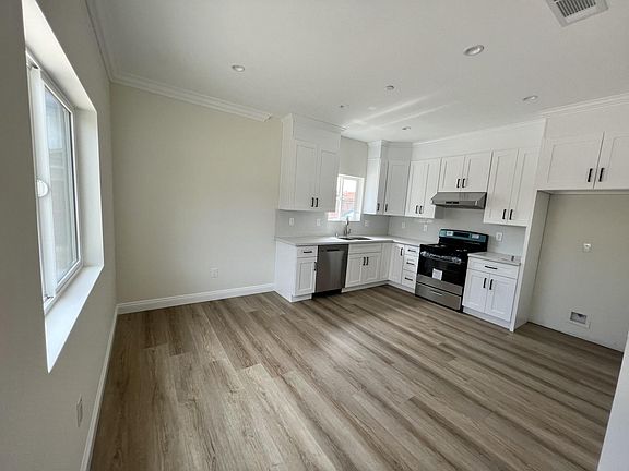 3rd image of 3156 Bartlett Ave