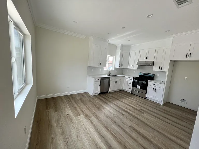 3156 Bartlett Ave — Photo 3
