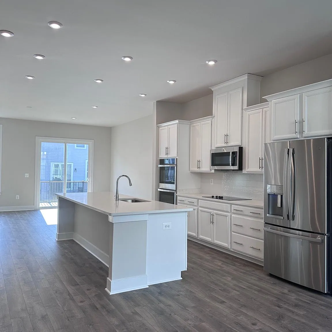 3 bed, 2.5 bath, 2160 sqft, $4,300 — Photo 2