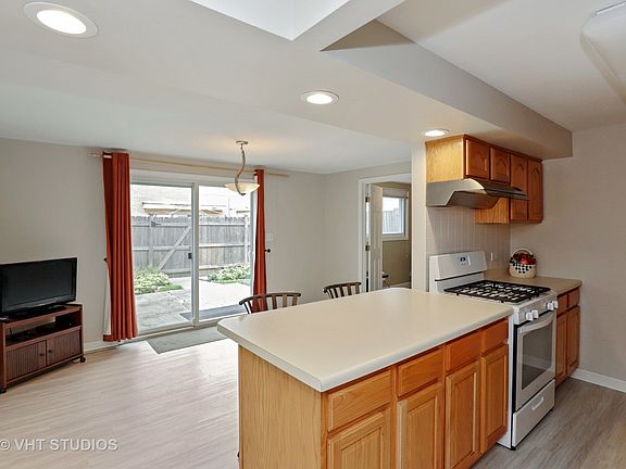 5th image of 924 N Milwaukee Ave APT D