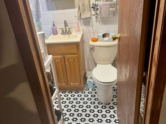 3rd image of 294 Manhattan Ave Floor 1