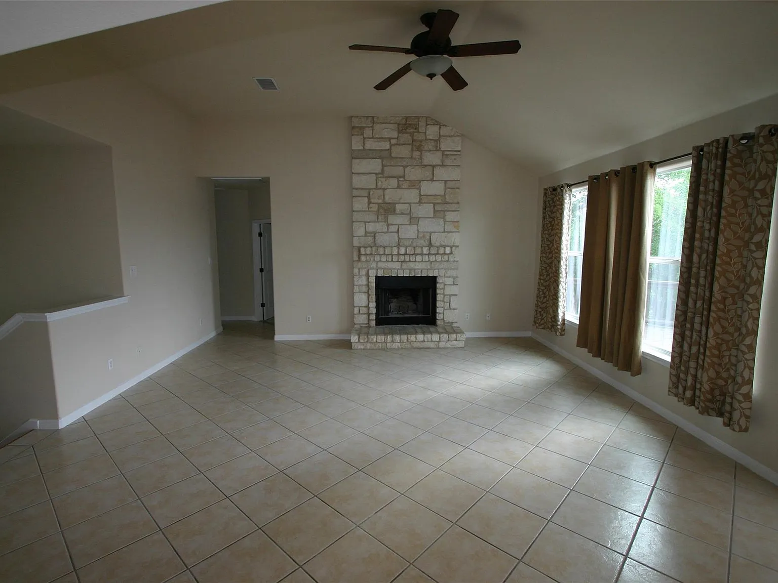 4 bed, 2485 sqft, $3,800 — Photo 2