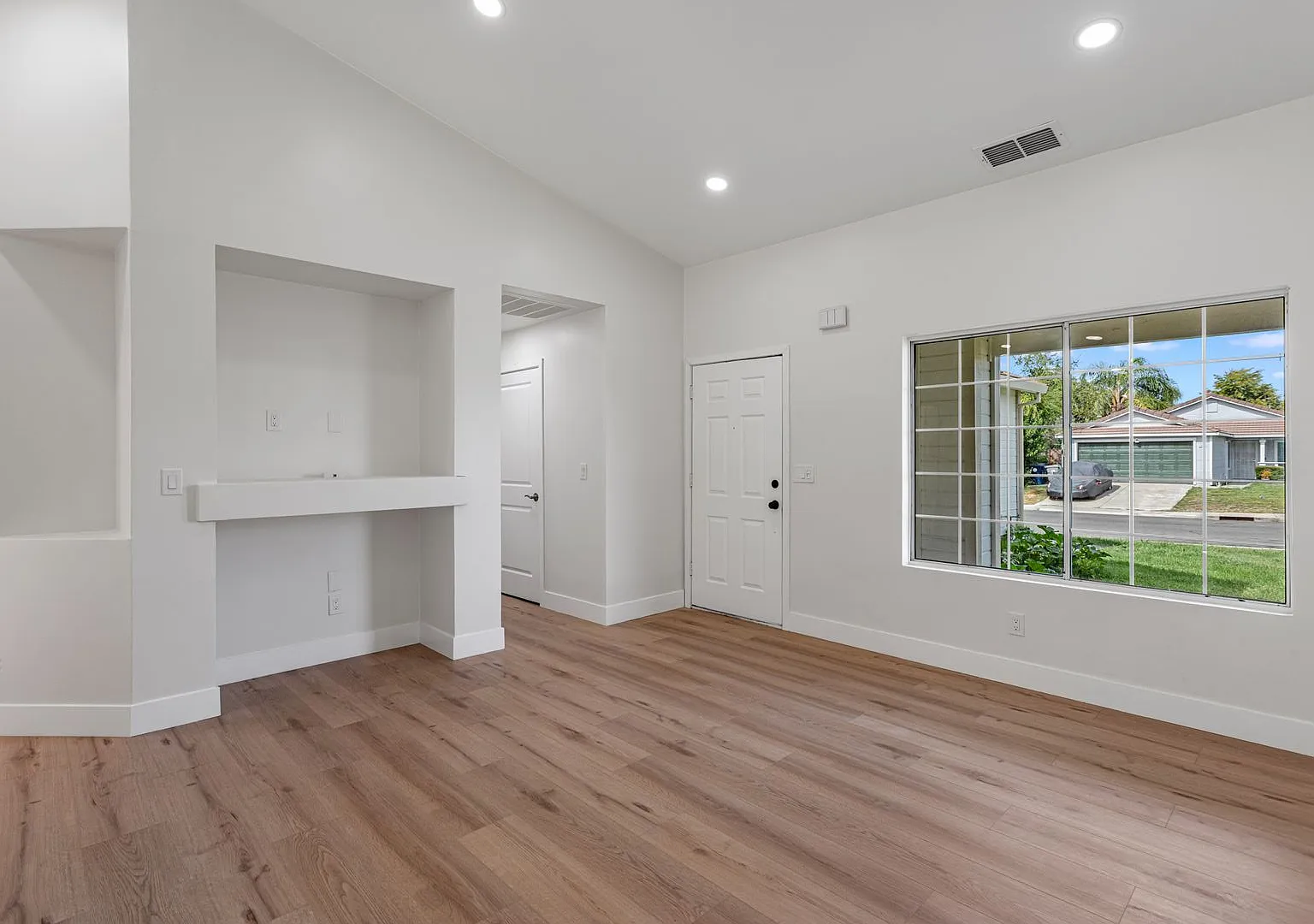 Remodelled , Move in Ready, Single Story House — Photo 4