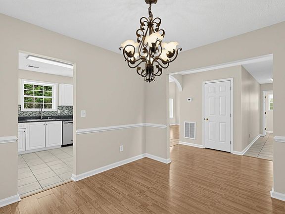 3rd image of 6 Stapleford Park Dr