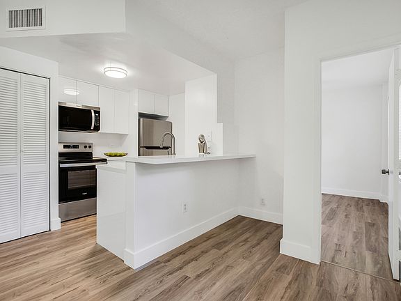 5th image of 536 14th St APT 211
