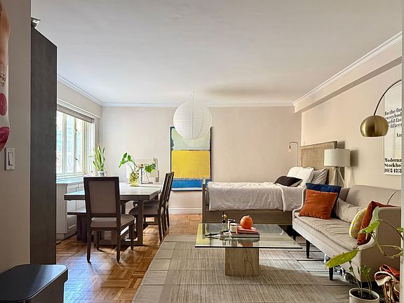 3rd image of 166 E 63rd St APT 2L