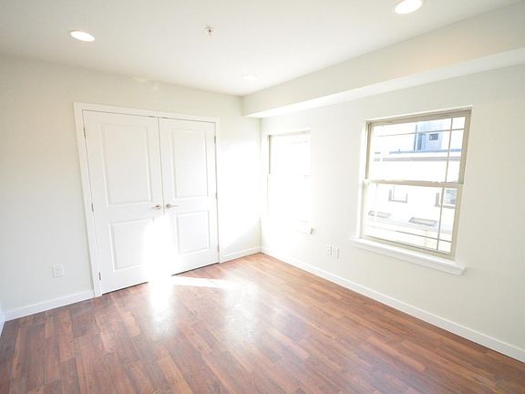 5th image of 2039 Blair St APT 3B