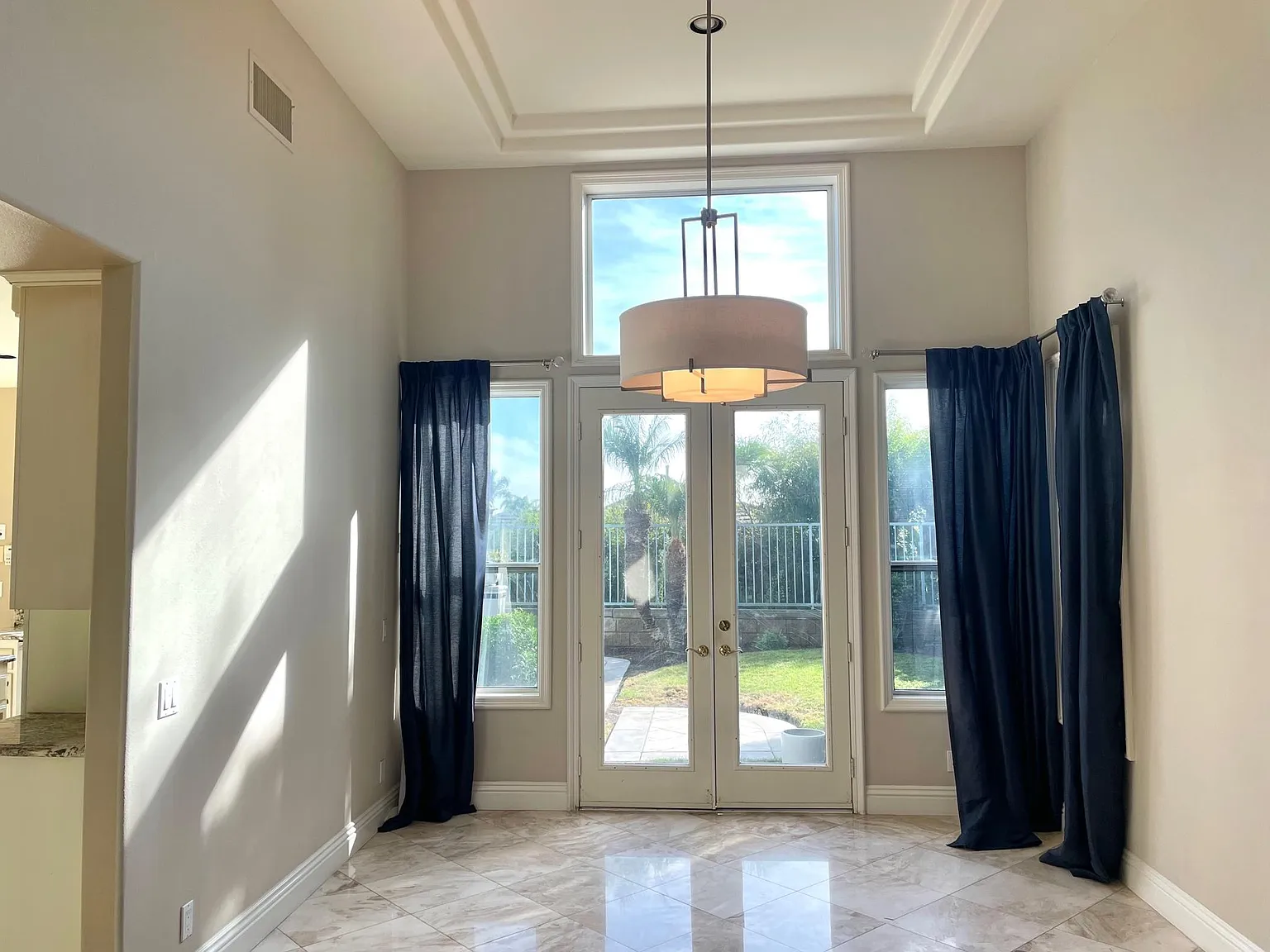 5 bed, 3422 sqft, $8,400 — Photo 3
