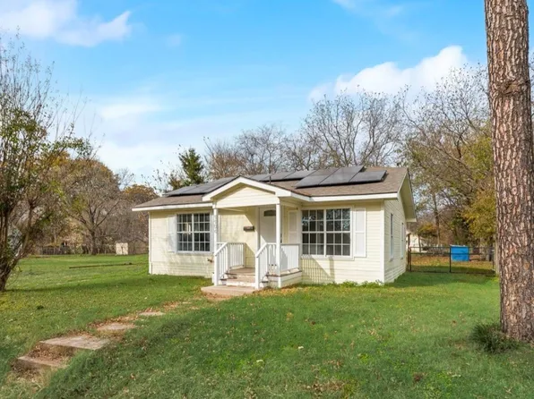 1104 S 4th St, Bonham, TX 75418