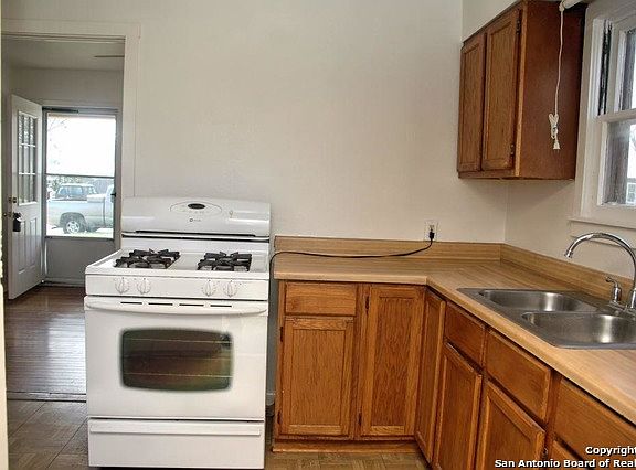 4th image of 2035 Hicks Ave
