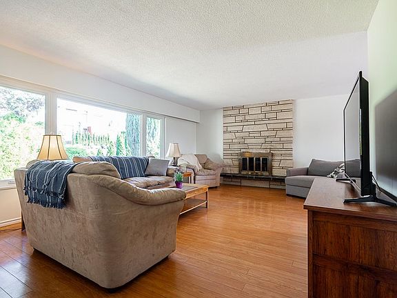 5th image of 50 10th Ave E