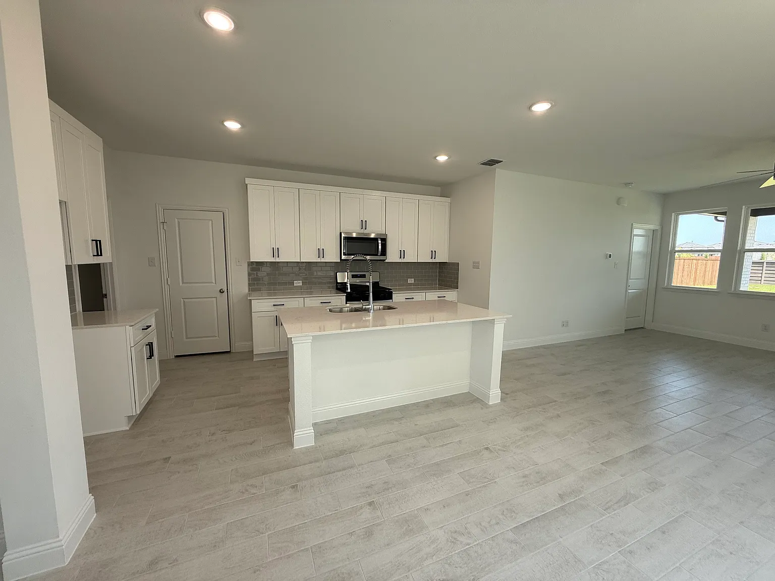 4 bed, 2.5 bath, 2148 sqft, $2,900 — Photo 4