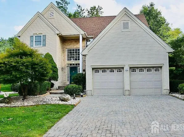 30 Larkspur Dr, Dayton, NJ 08810