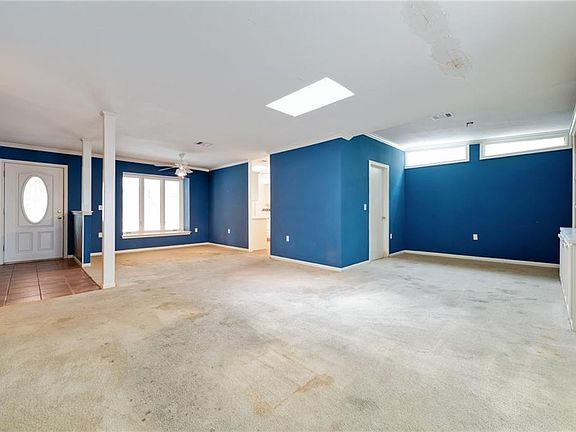 5th image of 223 W Holland St