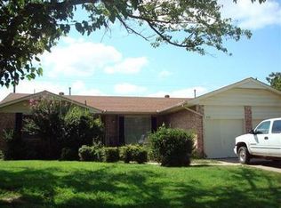 318 NW Parkwood Pl, Lawton, OK 73505