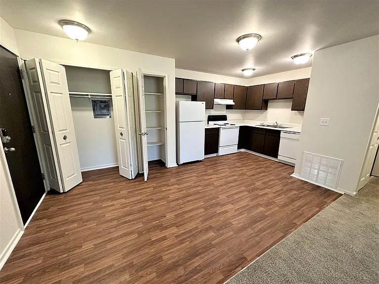 Grand Bend Club Apartments — Photo 22