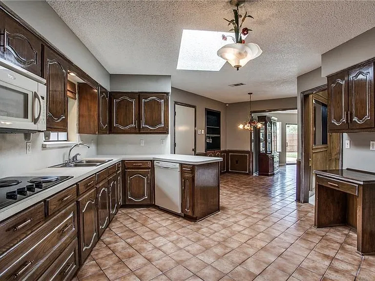 4401 Fremont Ln — Photo 3