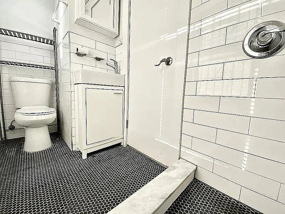 4th image of 406 W 39th St APT 2R